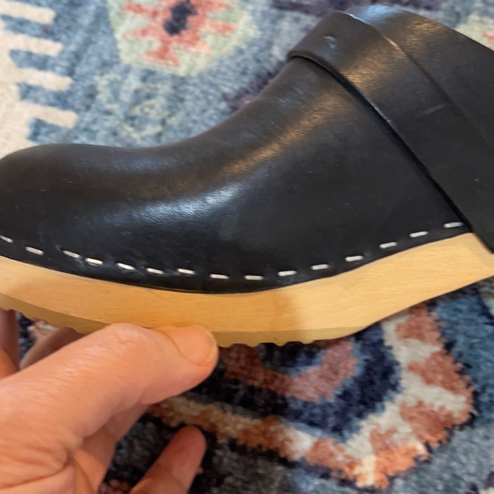 Swedish Hasbeens Black Leather Slip-On Clogs with Natural Sole - Picture 5 of 8